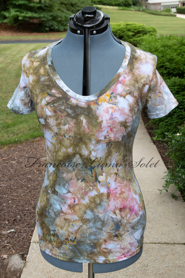 Women's fitted short sleeve t-shirt handmade with cotton lycra jersey and ice dyed in different shades of olive green, amber, pink and steel blue - Jardin Sauvage