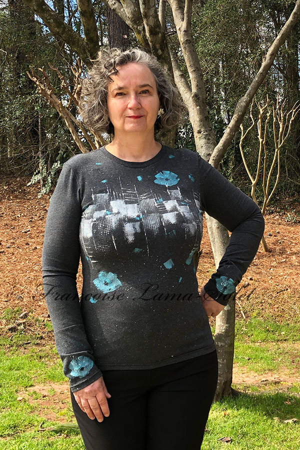 Ladies artsy charcoal gray long sleeve t-shirt handmade with cotton jersey and hand painted with city skyline and blue poppies – Winter Poppies